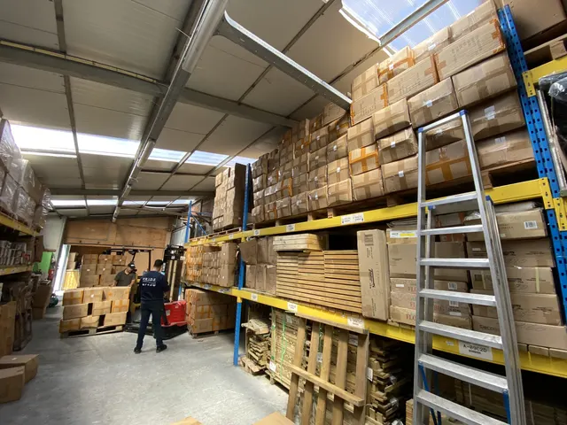 Het magazijn in Lebbeke met stellingen vol dozen, 2021